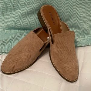 Women’s Tan Mules/Flats